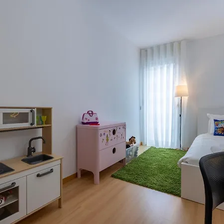 Charm 3bdr W/balcony By Lovelystay