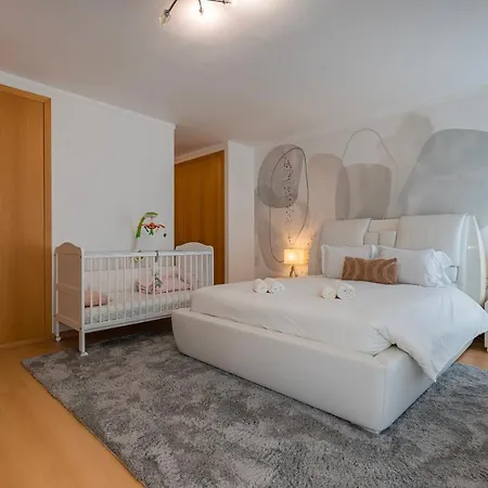 Charm 3bdr W/balcony By Lovelystay *