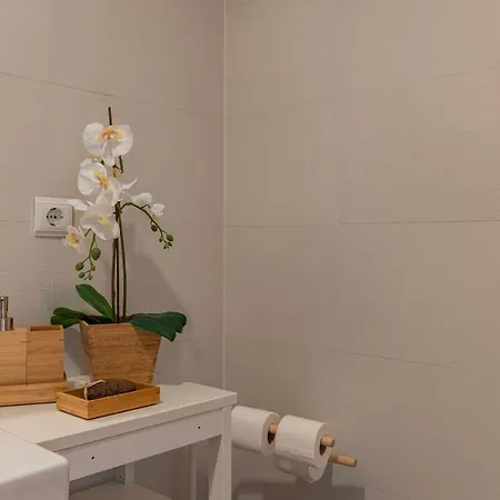 Charm 3bdr W/balcony By Lovelystay Appartamento