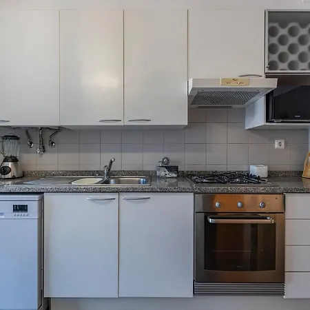Apartment Charm 3bdr W/balcony By Lovelystay *