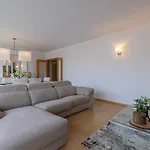 Apartment Charm 3bdr W/balcony By Lovelystay *