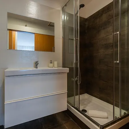 Charm 3bdr W/balcony By Lovelystay Lägenhet