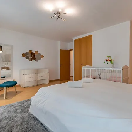 Charm 3bdr W/balcony By Lovelystay Lägenhet *