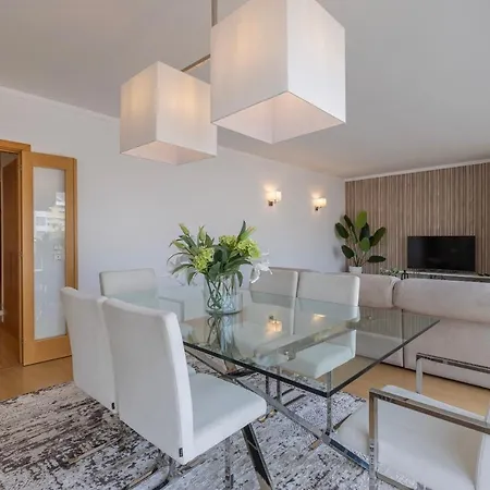 Charm 3bdr W/balcony By Lovelystay Lägenhet