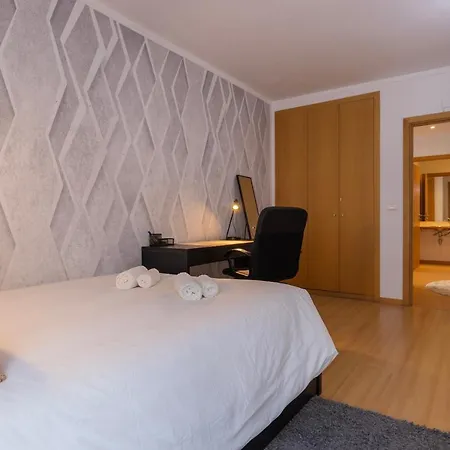 Charm 3bdr W/balcony By Lovelystay *