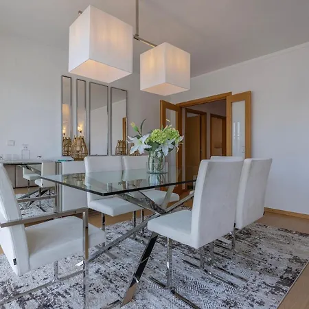 Lejlighed Charm 3bdr W/balcony By Lovelystay